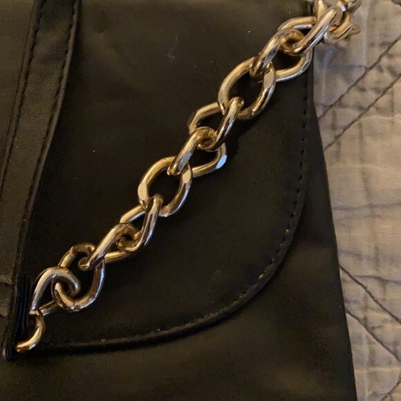 Forever 21 Bag Purse Black Gold Chain Strap Small Crossbody Faux Leather Clasp - Picture 3 of 6